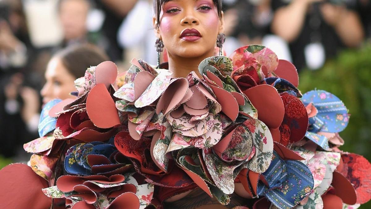Rihanna con vestido voluminoso en la Gala Met 2017