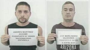 Captura de pantalla de una transmisión del canal de televisión estatal Venezolana de Televisión (VTV), donde se observan a los ciudadanos españoles Andrés Martínez Adasne (i) y José María Basoa (d) sosteniendo una hoja con sus datos de identificación, en Caracas (Venezuela)