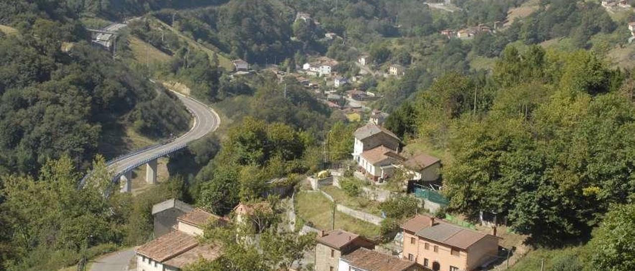 Una vista del valle de La Güeria, en San Martín del Rey Aurelio, con El Entrego al fondo.