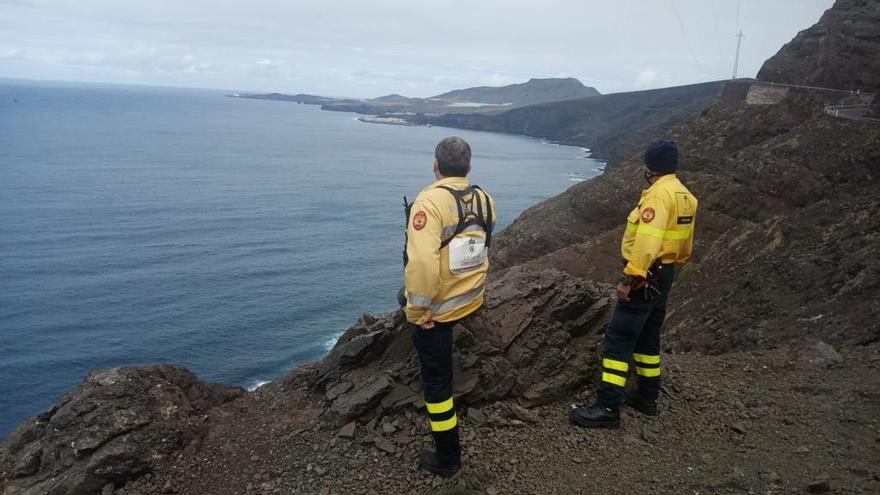 Efectivos del Cabildo vigilan el estado del litoral de Agaete tras encallar el buque