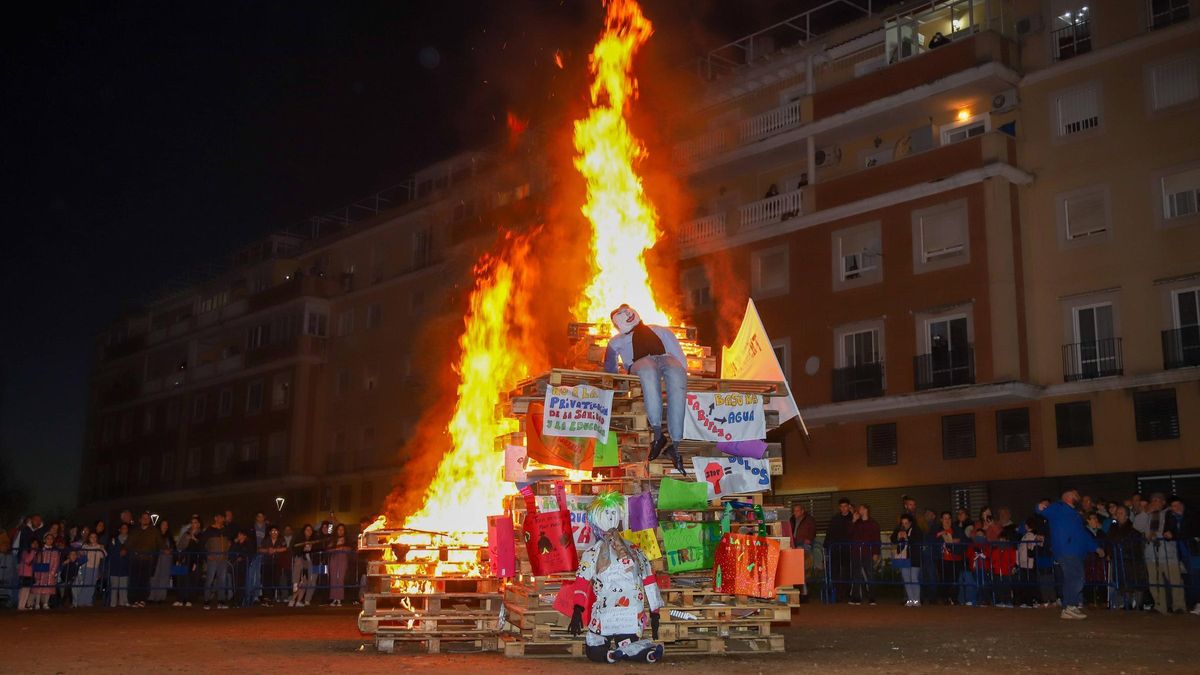 Las Candelas de la margen derecha dan comienzo al Carnaval de Badajoz
