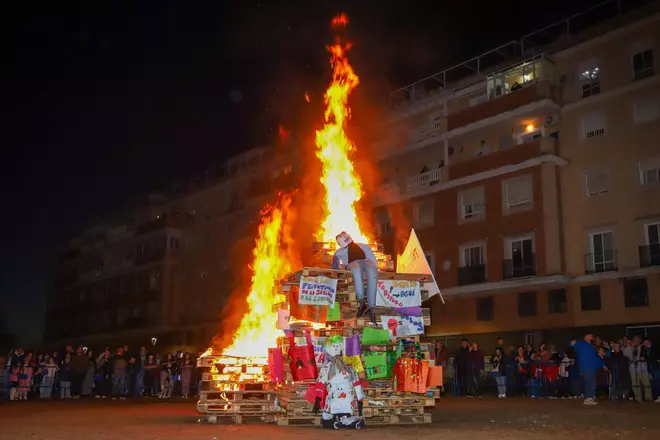 Las Candelas de la margen derecha dan comienzo al Carnaval de Badajoz