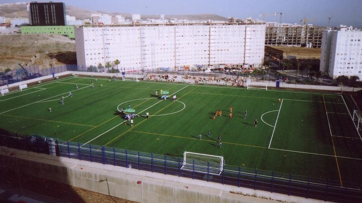 El Ayuntamiento destinará 200.000 euros para instalar una cubierta en la grada del campo de fútbol de Parque Atlántico