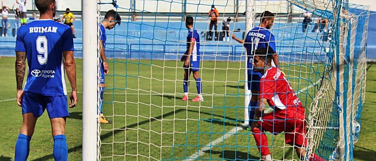 Los jugadores del ‘Sanfer’, cabizbajos tras recibir el segundo tanto local. | | JOSÉ AYUT