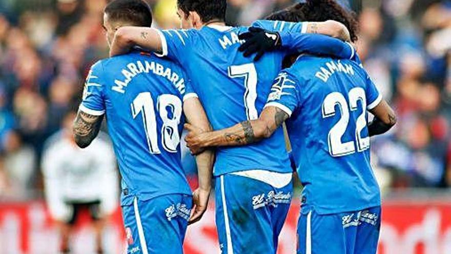 Los jugadores del Getafe celebran uno de los goles en el partido de ayer.