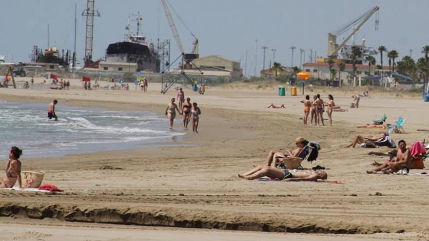 Ingresan grave a un hombre que se ahogaba en la playa de Burriana