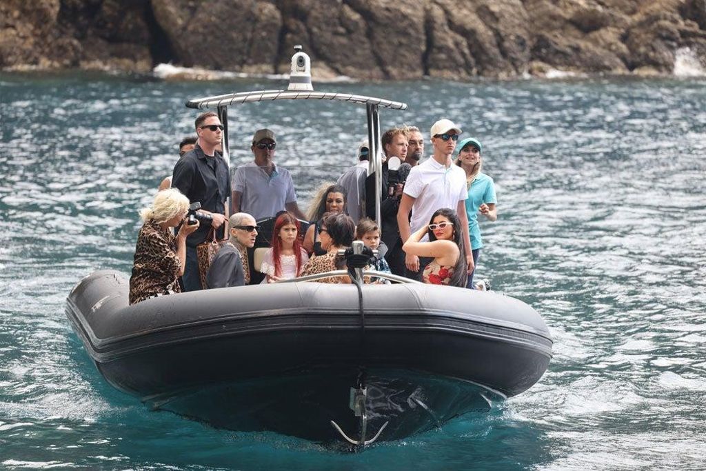 La familia Kardashian en la boda de Kourtney y Travis Barker