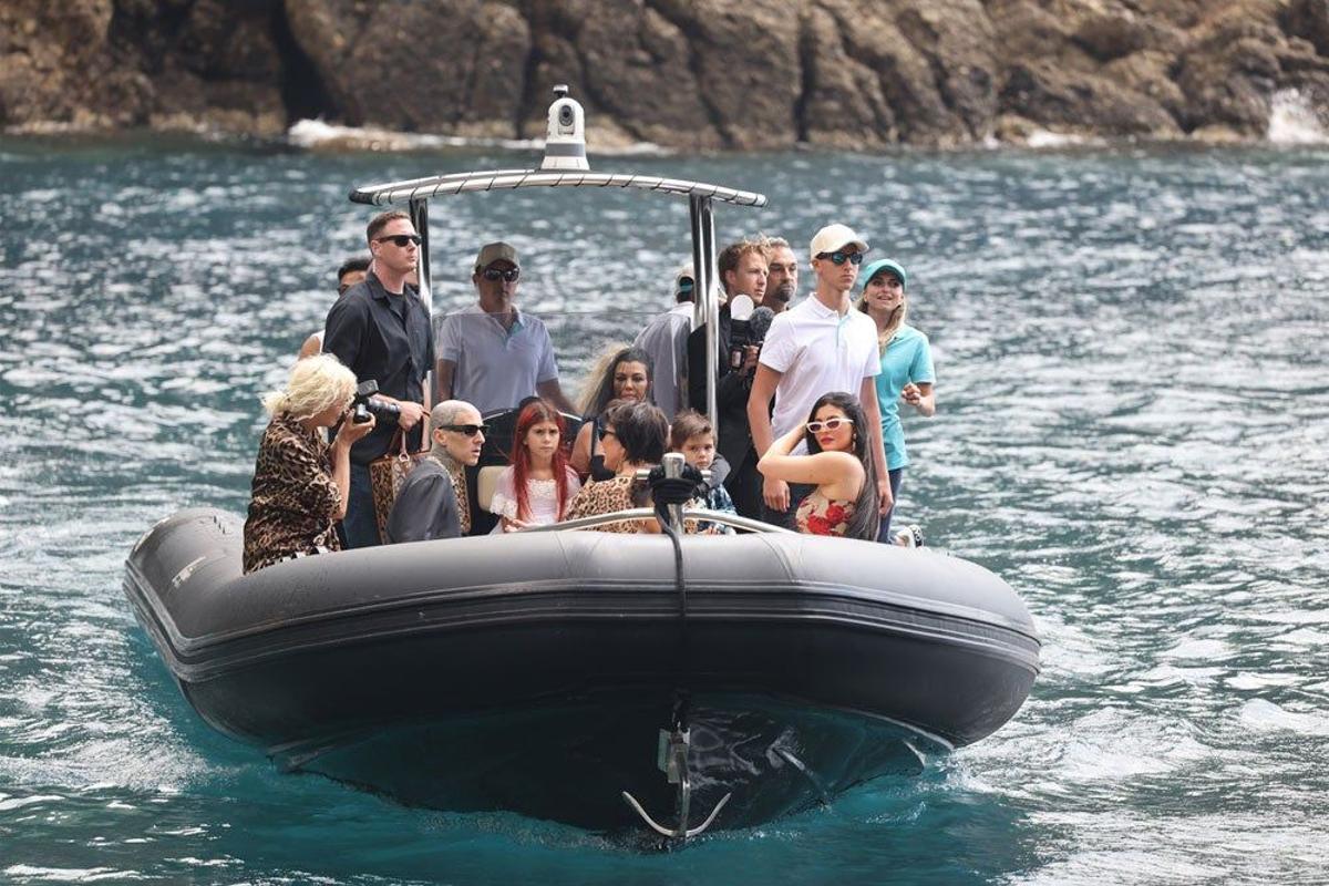 La familia Kardashian en la boda de Kourtney y Travis Barker