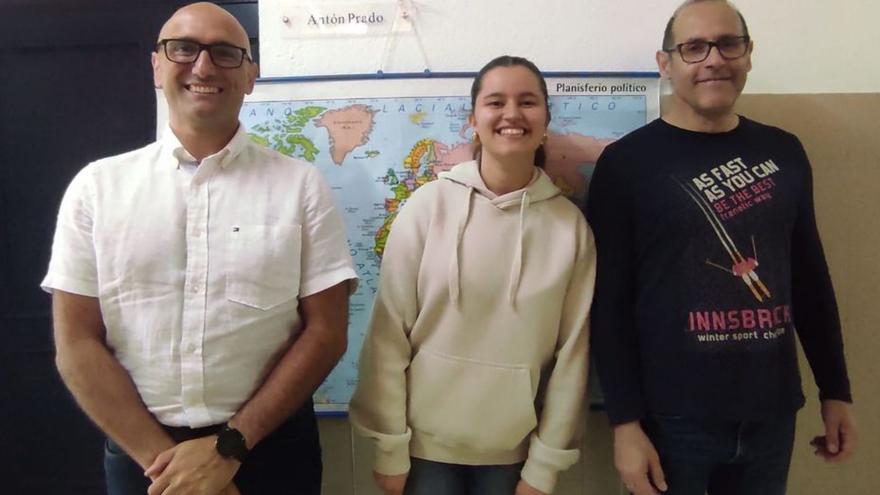 La alumna Alba Roza junto a su profesor Javier Sánchez (dcha.)  y el director del IES Pedro Floriani, Ander Domínguez.   | // FDV