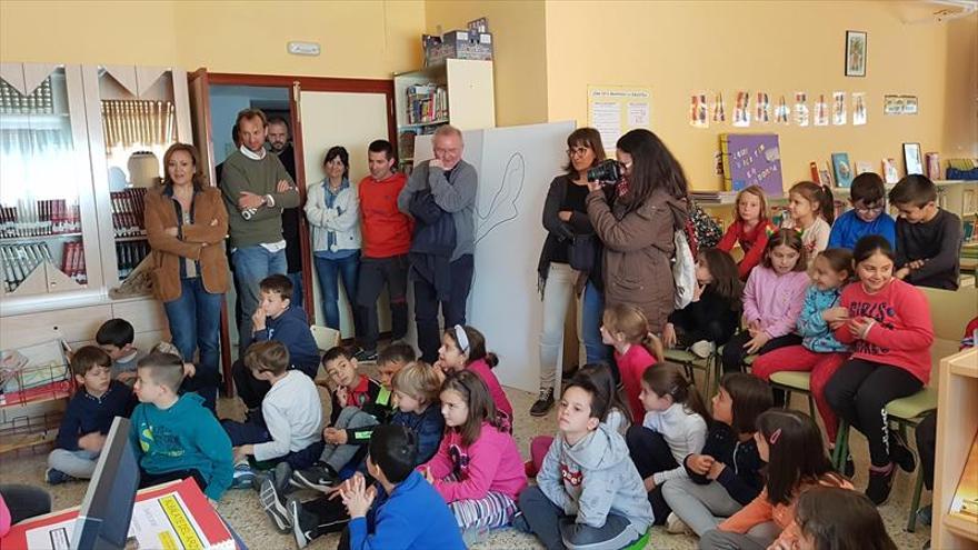 Pérez visita el CEIP Juan Ramón Alegre