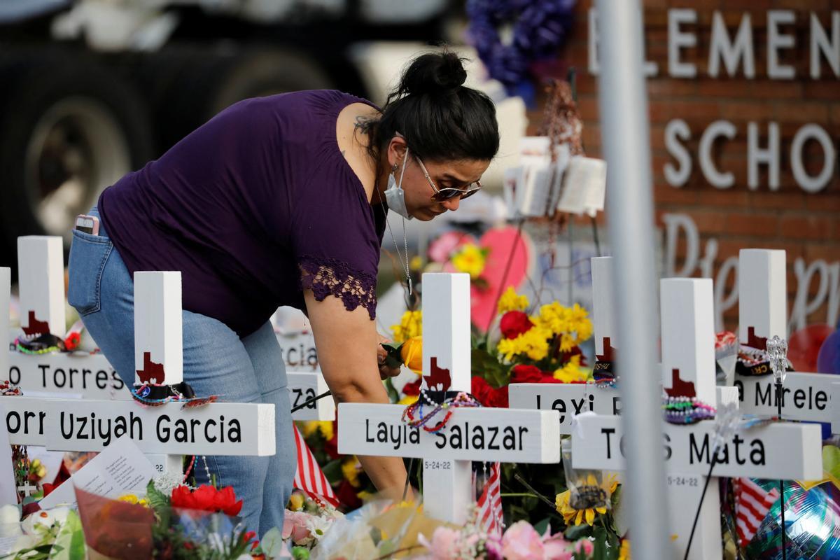 Una mujer presenta sus respetos en el memorial de la escuela primaria Robb, donde un hombre armado mató a 19 niños y dos adultos, en Uvalde, Texas, EE. UU., el 28 de mayo de 2022. REUTERS/Marco Bello