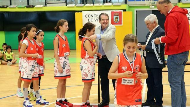 Los veteranos que disputaron el partido masculino y en juego en la pista de Quirós.  | ALBA VILLAR/FDV