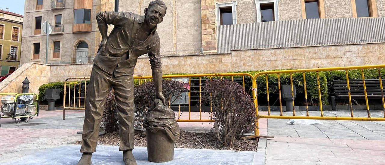 En imágenes: Así fue la instalación de la estatua de Rambal en Cimadevilla