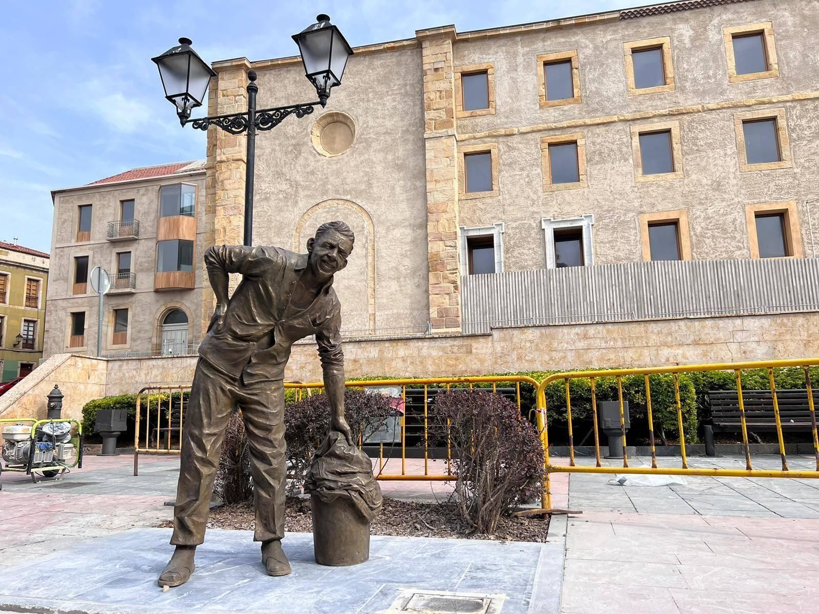 En imágenes: Así fue la instalación de la estatua de Rambal en Cimadevilla