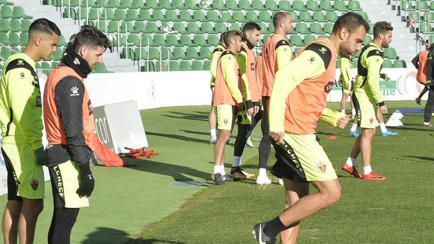 Los jugadores del Elche entrenando en el Martínez Valero