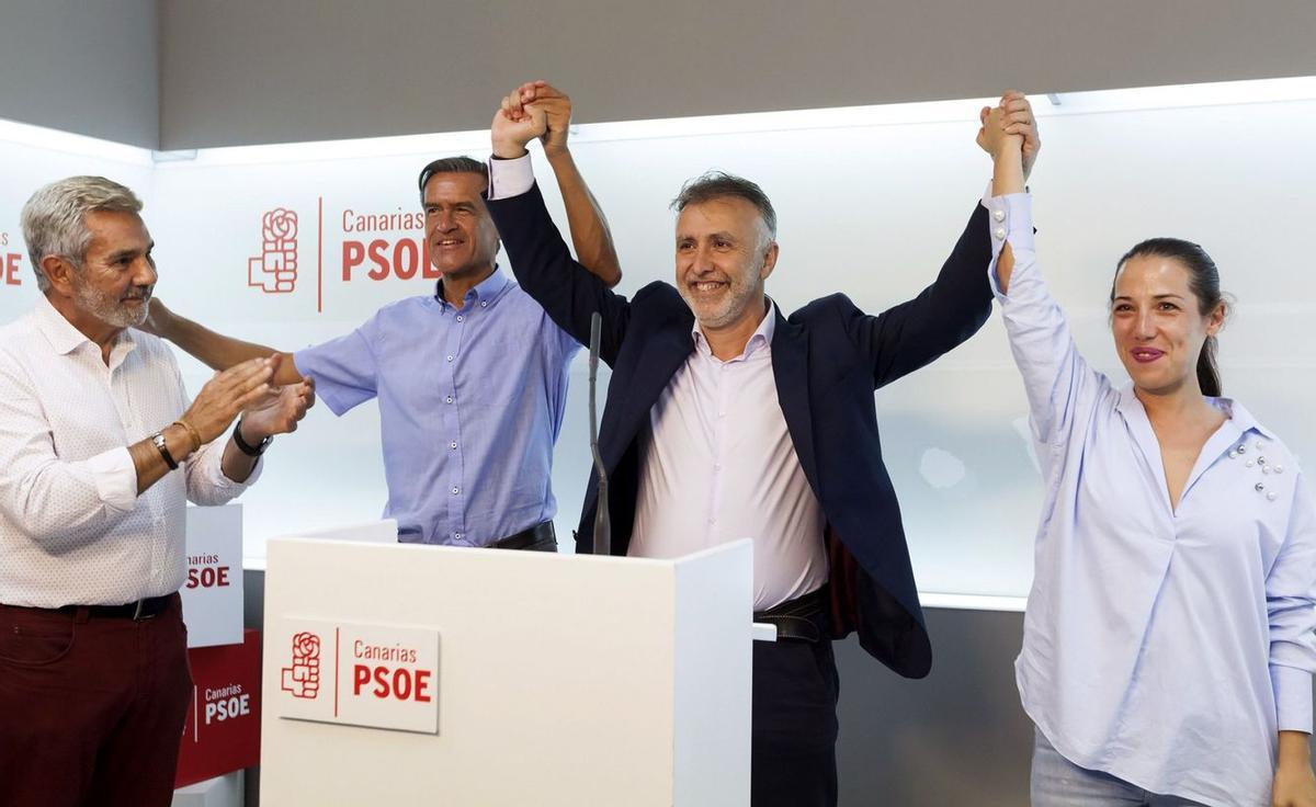 Ángel Víctor Torres (c), con José Miguel Rodríguez Fraga (i), Juan Fernando López Aguilar y Patricia Hernández en las primarias de 2017.