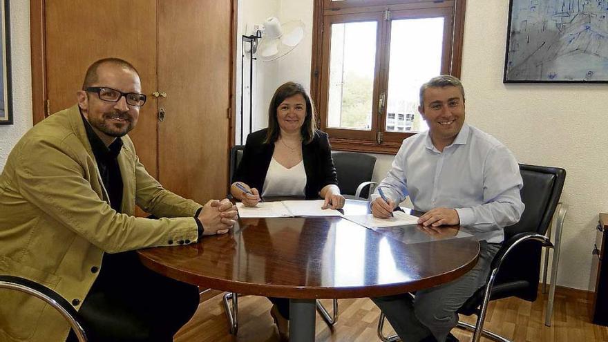 Tomeu Tugores, Mercedes Garrido y Virgilio Moreno firman el acuerdo.