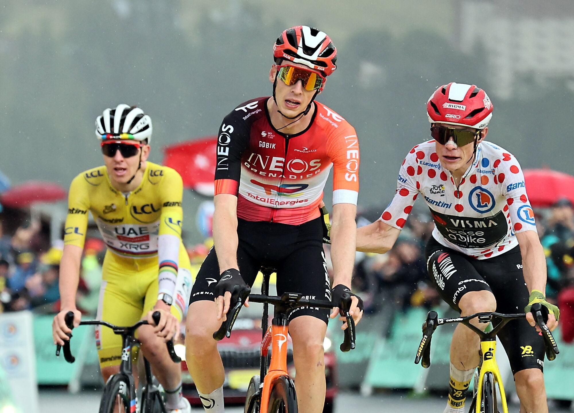 LA PLAGNE (France), 25/07/2025.- Dutch rider Thymen Arensman of INEOS Grenadiers (C) wins ahead of Danish rider Jonas Vingegaard of Team Visma-Lease a Bike (R) and Slovenian rider Tadej Pogacar of UAE Team Emirates (L) with the overall leader&#039;s yellow jersey the 19th stage of the Tour de France cycling race over 93.1 km from Albertville to La Plagne, France, 25 July 2025. (Ciclismo, Francia) EFE/EPA/CHRISTOPHE PETIT TESSON