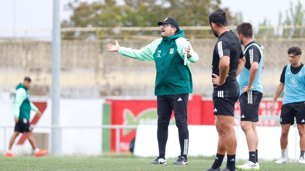 Iñaki Alonso, durante su primer entrenamiento como técnico del Badajoz.