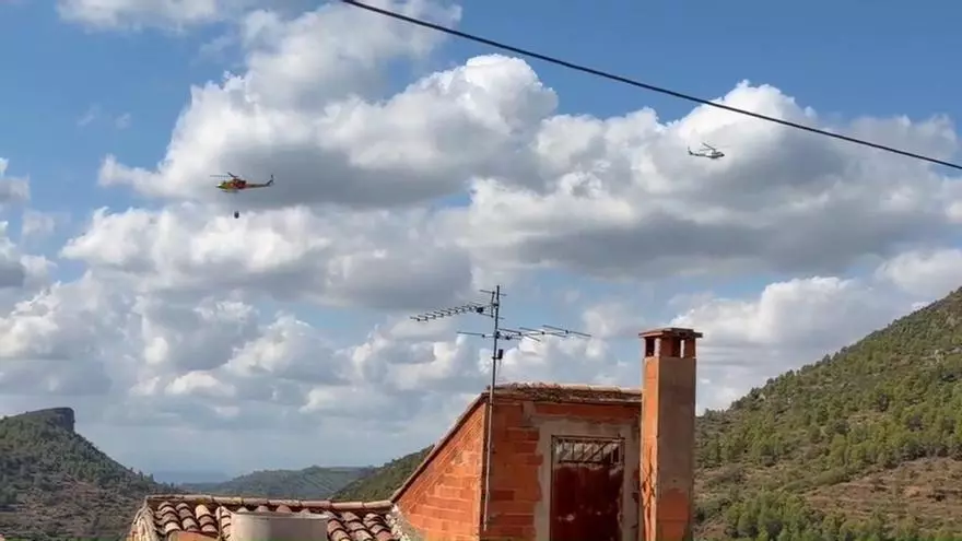 Medios aéreos sobrevuelan la zona afectada por el incendio en Gátova