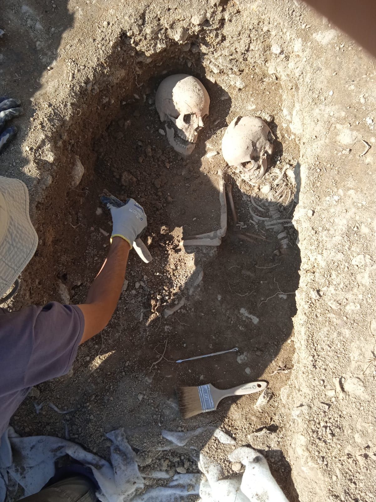 Imagen detallada de los restos humanos que han encontrado en la localidad.