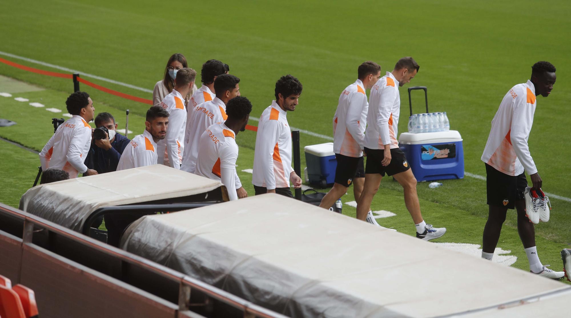 El Valencia entrena en Mestalla antes del partido frente al Villarreal