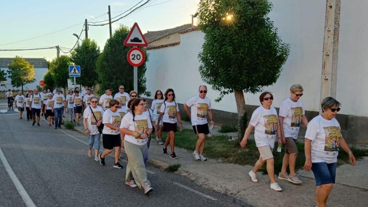 Vecinos de Pozoantiguo, en la marcha de Unidos contra el Cáncer. | Cedida