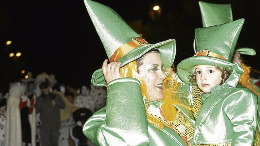 Los carnavaleros cacereños, indignados, se echan hoy a la calle en protesta por el cierre de la carpa