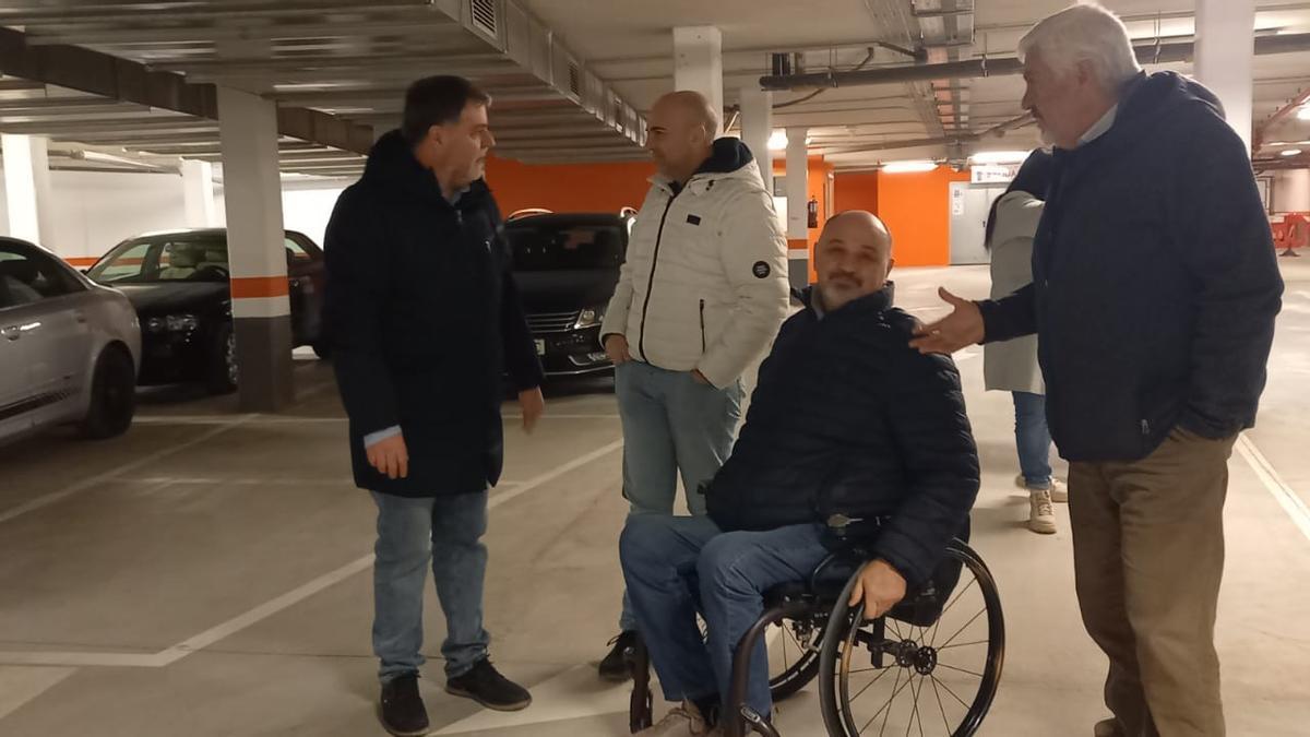 La visita del alcalde de Villena y del responsable de Integrados al aparcamiento subterráneo de la plaza de toros.