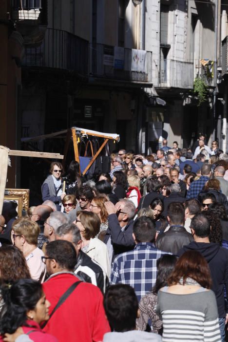 Milers de persones omplen Girona per Tots Sants