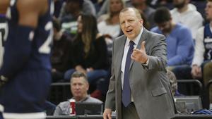 Tom Thibodeau dirige por última vez a los Timberwolves, en la victoria frente a los Lakers.