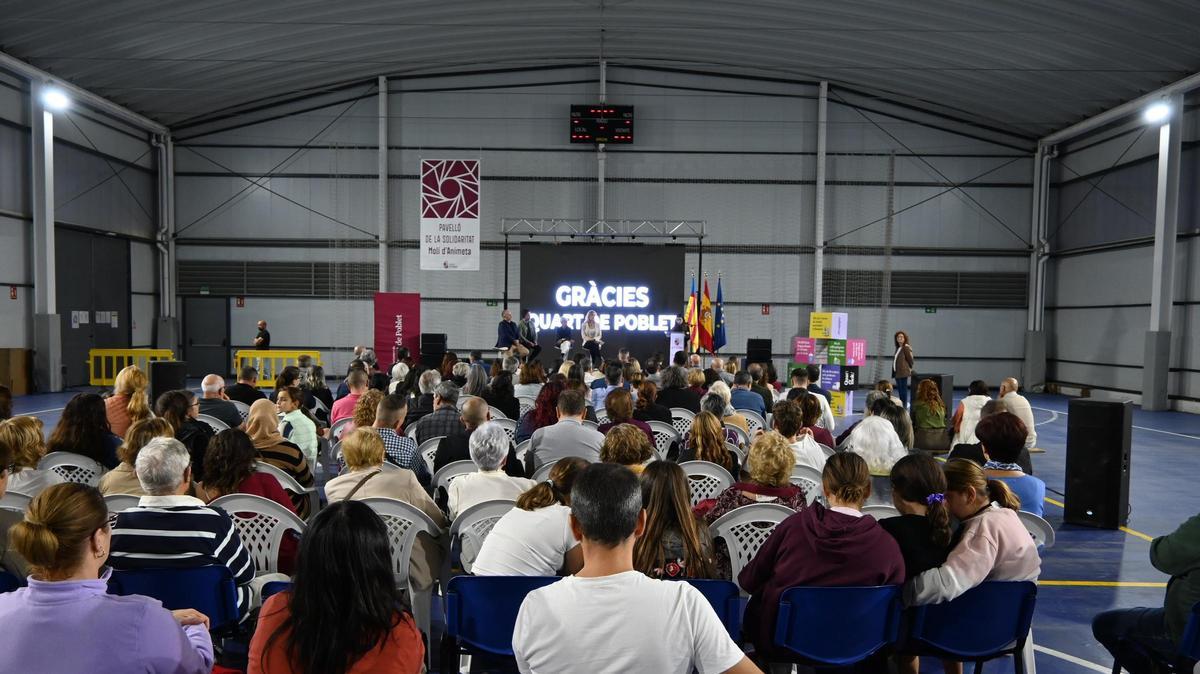 Decenas de personas asistieron al acto homenaje en el pabellón del CEIP Molí d'Animeta