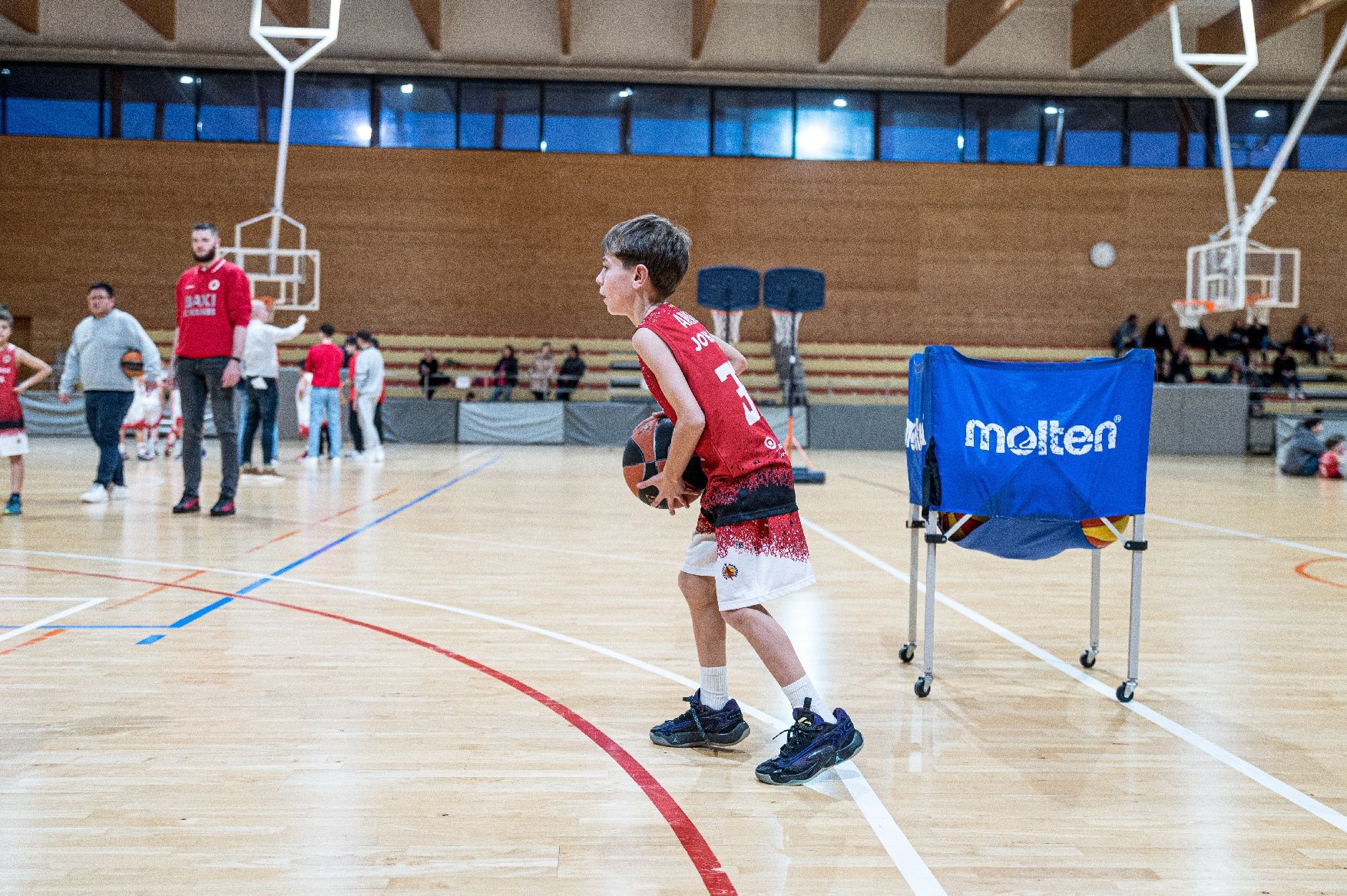 Imatges de la Festa de Nadal de la base del Bàsquet Manresa amb els jugadors del primer equip