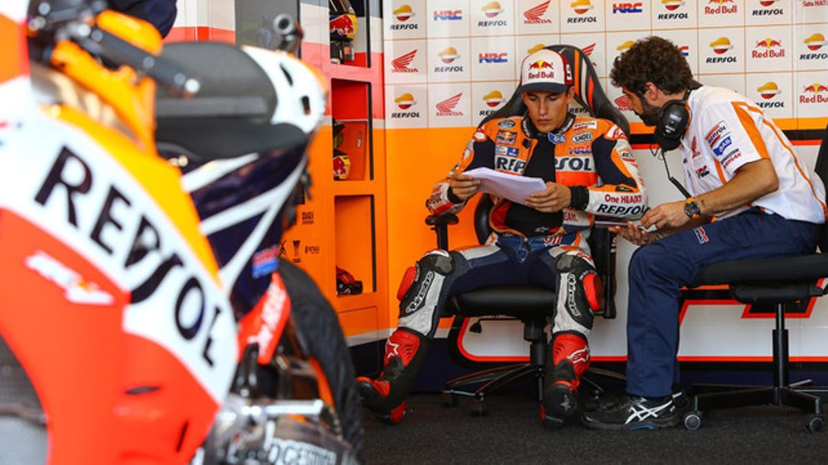 Marc Márquez dialoga con su técnico Santi Hernández, en Misano.