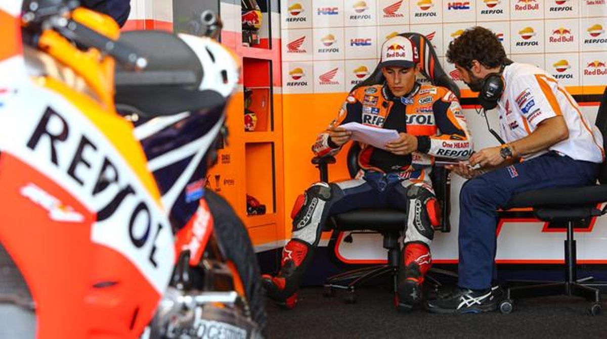 Marc Márquez dialoga amb el seu tècnic Santi Hernández, a Misano.