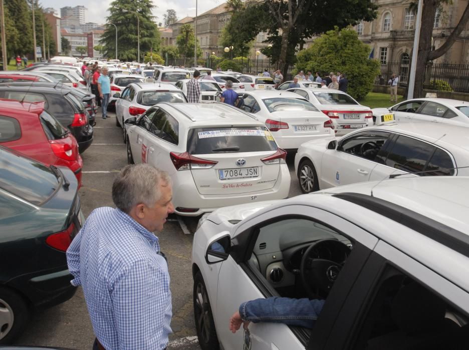 Los taxistas 'toman' la Xunta contra Uber y Cabify