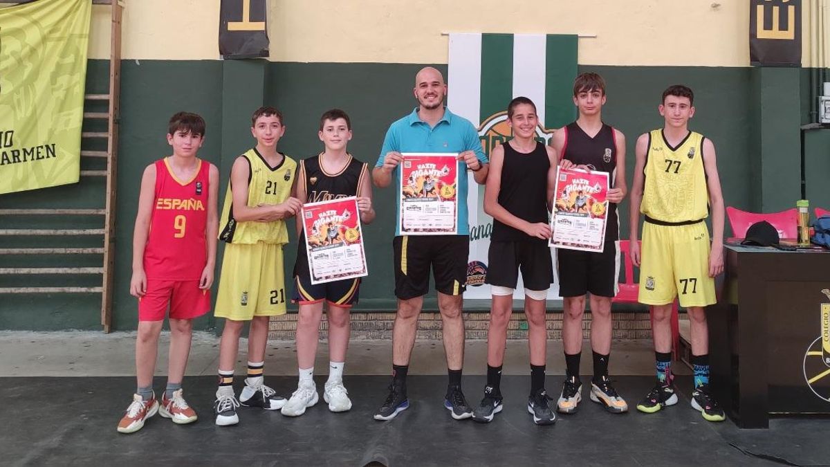 Nacho Pastor, en el centro, junto a un grupo de jugadores de baloncesto.