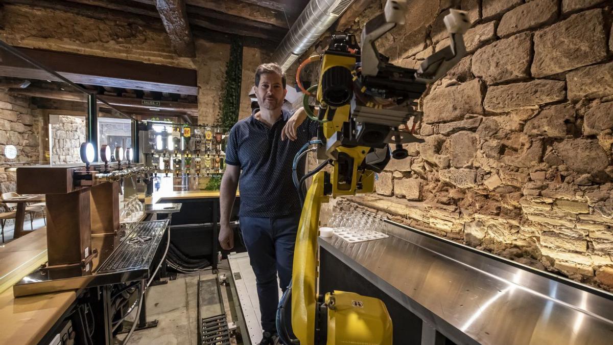 Xavi Jané amb el robot del bar restaurant PuntZero de Cardona | OSCAR BAYONA