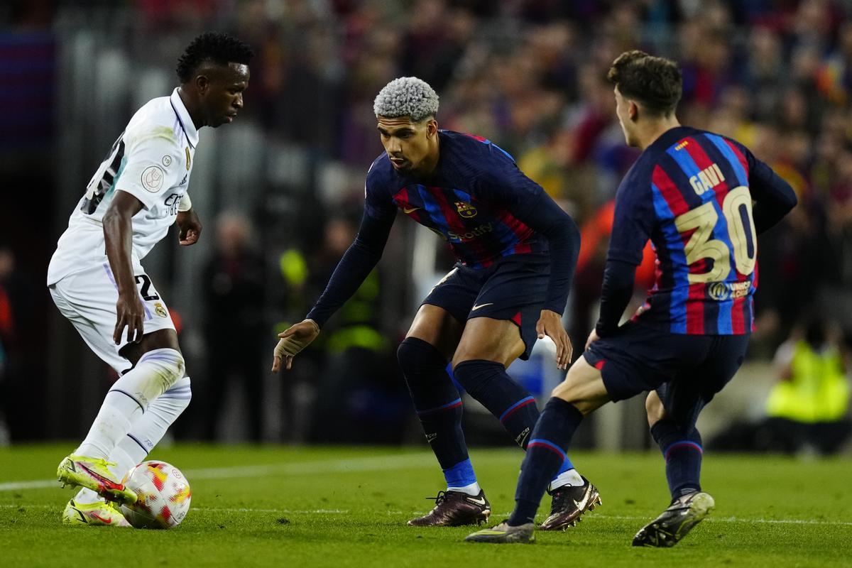 Real Madrid’s striker Vinicius Jr (L) in action against FC Barcelona’s Ronald Araujo (C) and Gavi (R) during the Spanish King’s Cup semifinal second leg soccer match between FC Barcelona and Real Madrid at Spotify Camp Nou stadium in Barcelona, Spain, 05 April 2023. EFE/ Enric Fontcuberta
