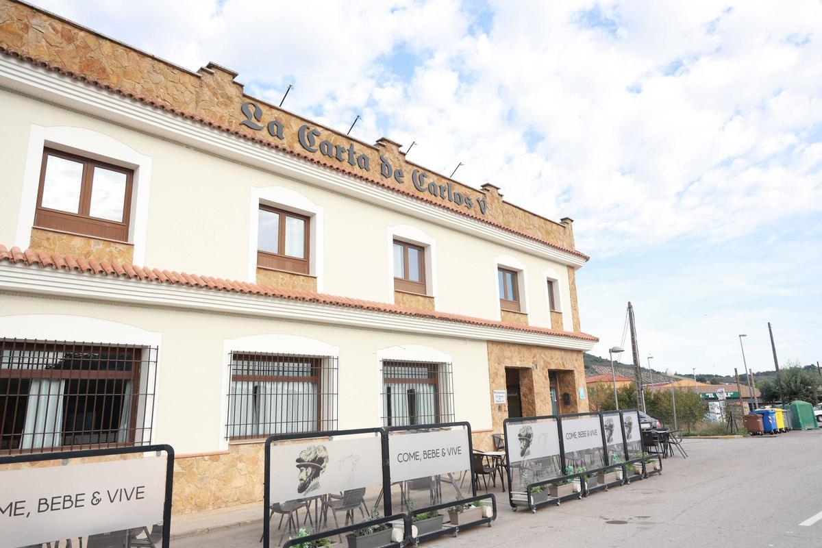 El hostal-restaurante La Carta de Carlos V, a pie de la N-523.