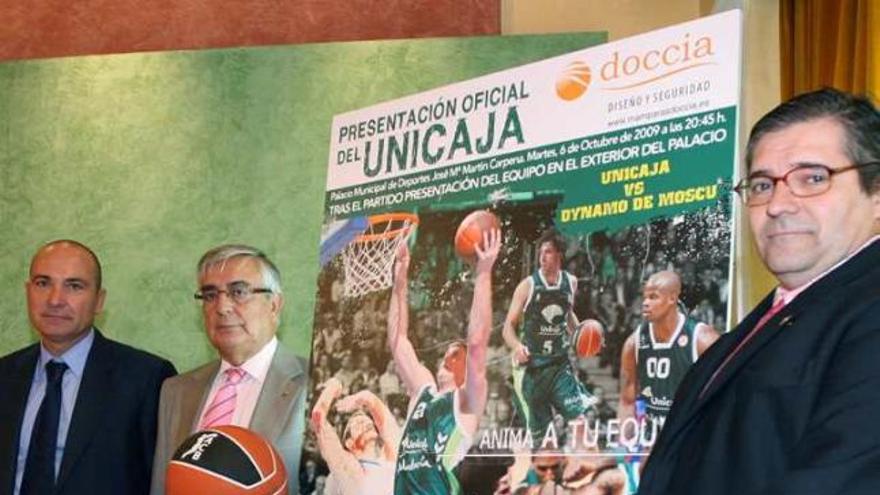 Presentado el Trofeo Pollinica. Unicaja y Dynamo Moscú disputarán el martes la XIX La Pollinica, que se celebrará en el Carpena a las 20.45 horas. El precio de las localidades, para los no abonados, es de 5 euros. A la presentación de ayer asistieron el gerente de ´Málaga Deporte y Eventos´, del Ayuntamiento, Antonio Jesús López Nieto; el presidente del Unicaja, Francisco Molina; y el Hermano Mayor, José Antonio Muriel.