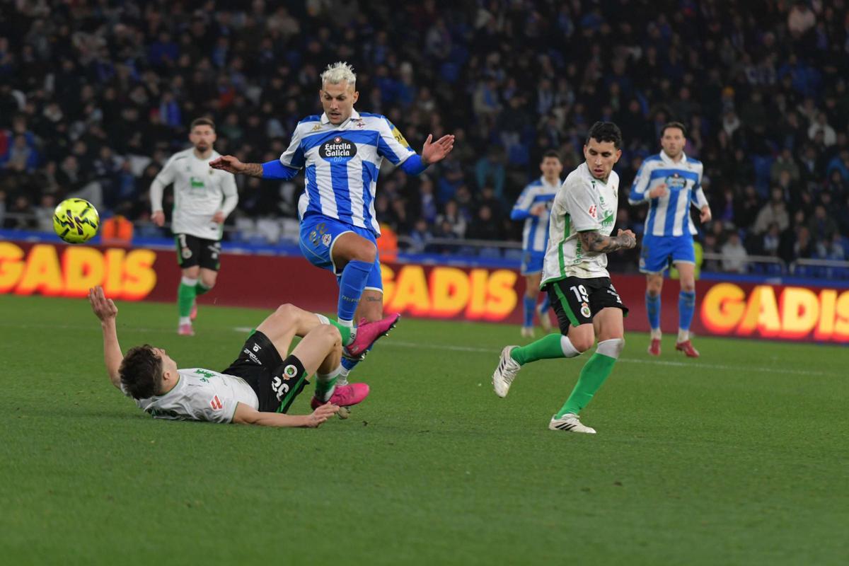 Un Dépor sin fortuna ni puntería cae en Riazor contra el Racing de Santander