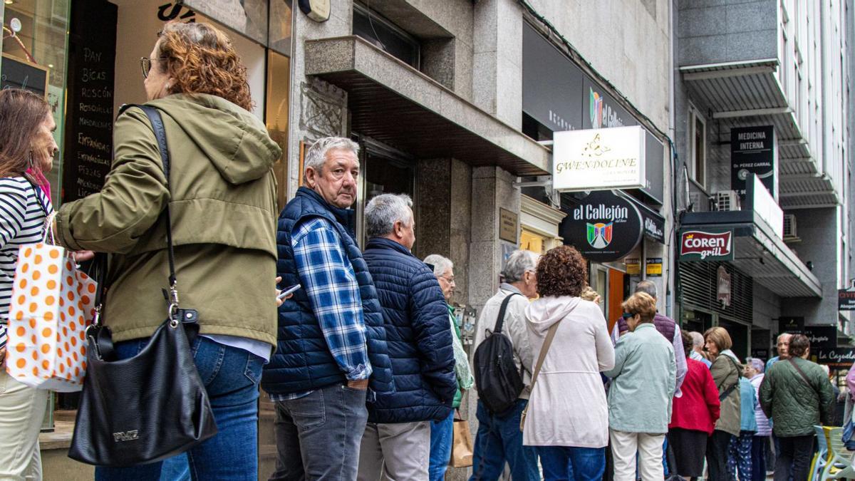Decenas de jubilados hacen cola en la agencia de Viajes El Corte Inglés a la espera de poder conseguir un viaje del Imserso.