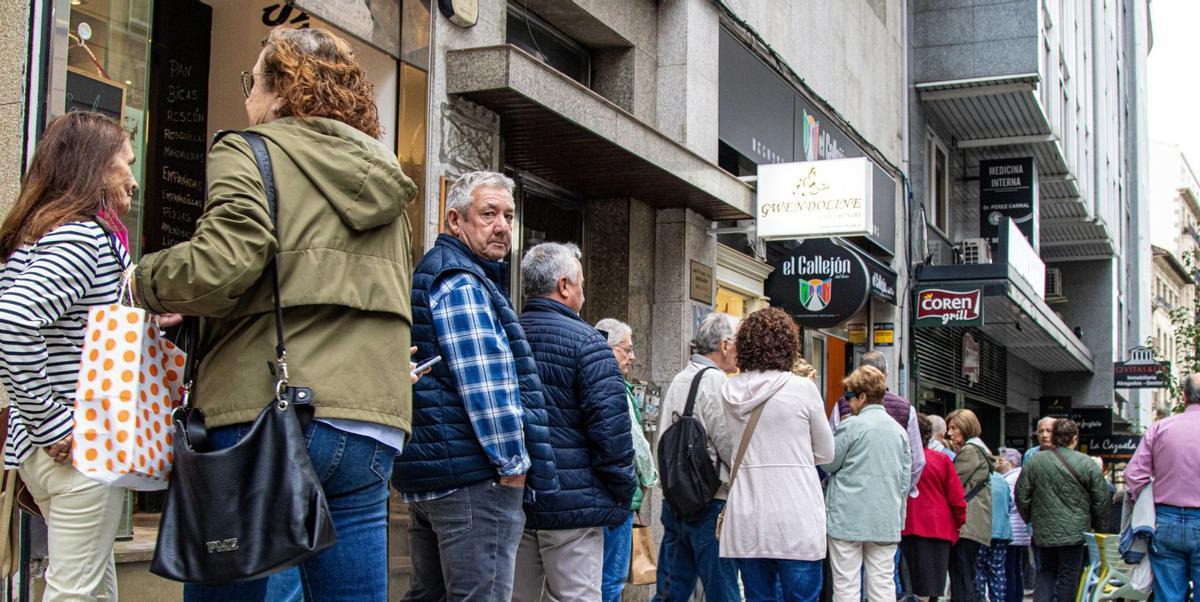 Decenas de jubilados hacen cola en la agencia de Viajes El Corte Inglés a la espera de poder conseguir un viaje del Imserso. |  D. Alján