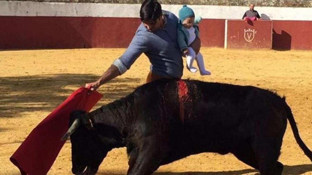 La foto que Fran Rivera colgó en Twitter toreando con su hija Carmen en brazos.