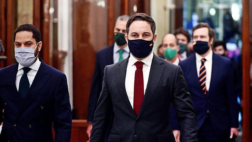 Santiago Abascal, líder de Vox (en el centro), ayer en el Congreso de los Diputados.