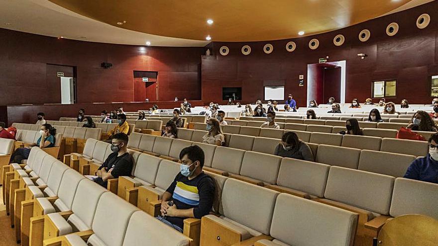 Alumnos en el salón de actos del Campus Viriato. | Nico Rodríguez