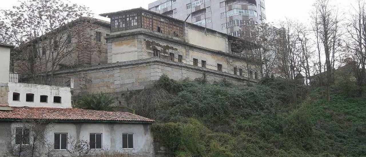 Parte trasera del edificio de la antigua cárcel, con un importante deterioro al estar abandonado. // Iñaki Osorio