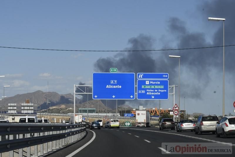 Imponentes llamas devoran una nave en Santomera