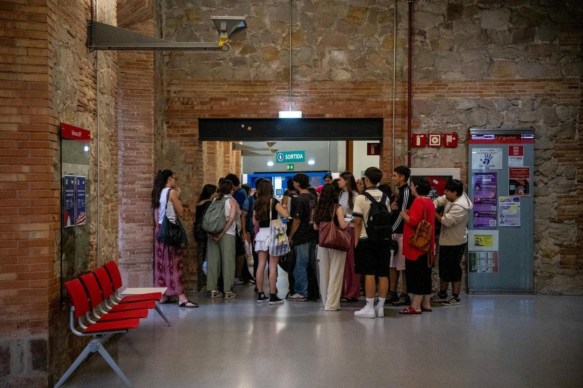 Alumnado antes de entrar en un examen en la selectividad, esta semana en Barcelona.
